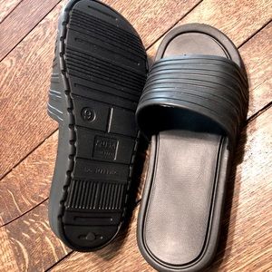 Black slide sandals size 9